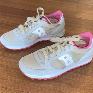 Cream and Pink Women’s Saucony Jazz Retro Sneakers